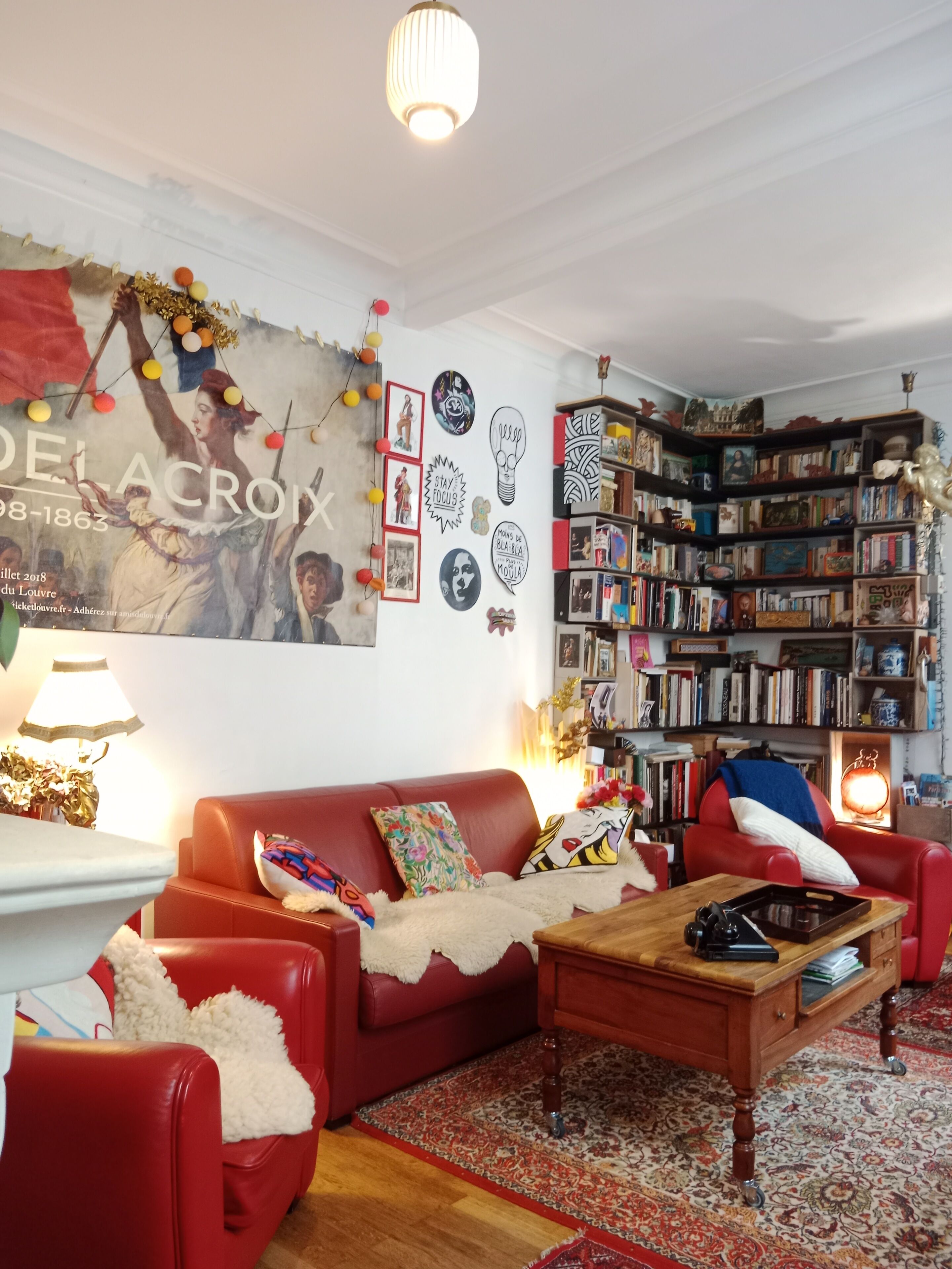 canapé-lit ,140 , très confortable et coin bibliothèque.