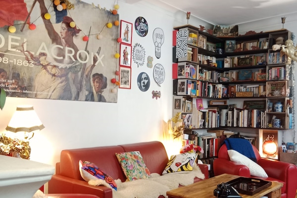 canapé-lit ,140 , très confortable et coin bibliothèque.