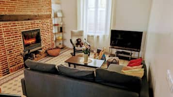 TV connectée, cheminée, table de tennis de table