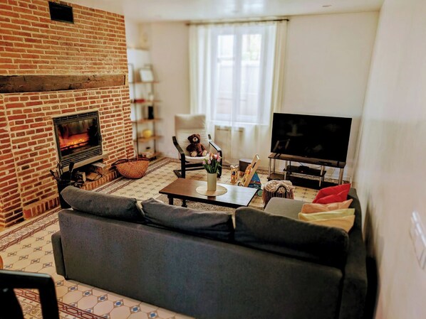 TV connectée, cheminée, table de tennis de table