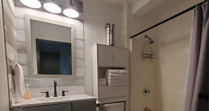 Tinyshinygem! 2-bedroom house with AC and WiFi in Grayson