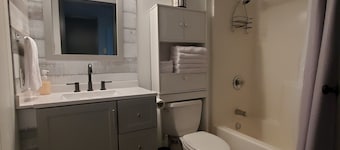 Tinyshinygem! 2-bedroom house with AC and WiFi in Grayson