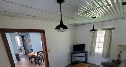 Tinyshinygem! 2-bedroom house with AC and WiFi in Grayson