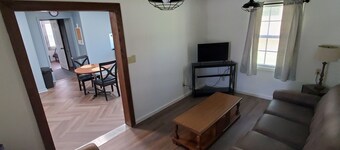 Tinyshinygem! 2-bedroom house with AC and WiFi in Grayson