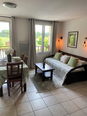 Living area - Vue Sur Green (Levernois)