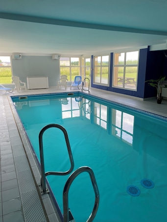 Piscine. Vue Sur Green