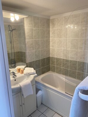 Een haardroger, handdoeken, zeep, toiletpapier