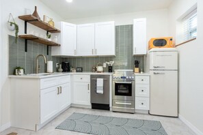 冷蔵庫、電子レンジ、オーブン、コンロ