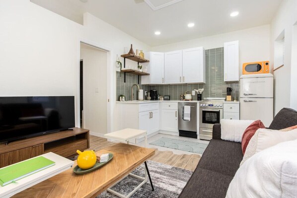 TV - Mockingbird Bungalow min to beaches (Gulfport)