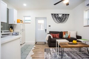 冷蔵庫、電子レンジ、オーブン、コンロ