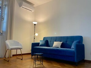 Smart TV, books - Villa con due appartamenti indipendenti  (Sannicandro di Bari)