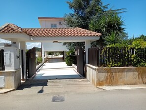 Property grounds - Villa con due appartamenti indipendenti  (Sannicandro di Bari)