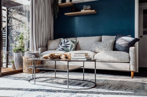 TWO FOUR CRON ~Village Luxury ~Mountain Views ~Full Kitchen ~ QLED TV ~ Netflix