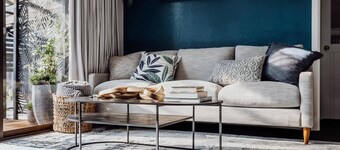 TWO FOUR CRON ~Village Luxury ~Mountain Views ~Full Kitchen ~ QLED TV ~ Netflix