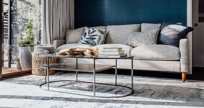 TWO FOUR CRON ~Village Luxury ~Mountain Views ~Full Kitchen ~ QLED TV ~ Netflix