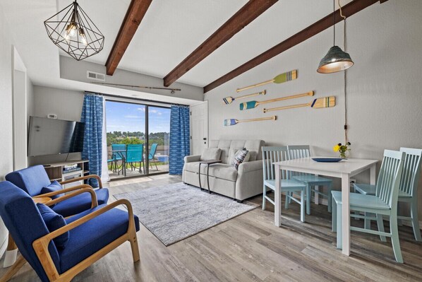 Una Smart TV, una chimenea