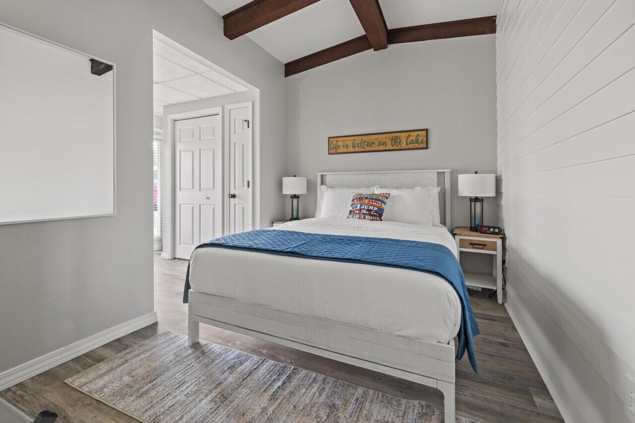 2 間睡房、書桌、熨斗/熨衫板、可攜式嬰兒床