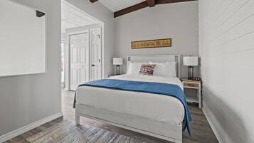 2 chambres, bureau, fer et planche à repasser, lit parapluie