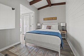 2 dormitorios, escritorio, tabla de planchar con plancha y cuna de viaje