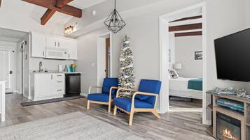 2 bedrooms, desk, iron/ironing board, travel crib