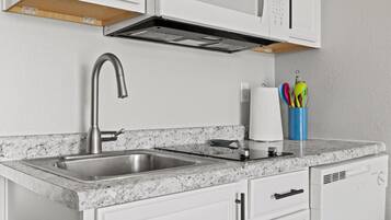 Fridge, microwave, stovetop, dishwasher