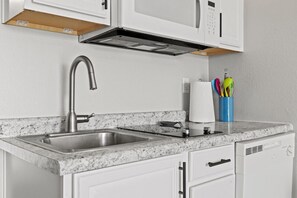 Fridge, microwave, stovetop, dishwasher