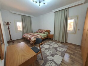 2 soverom, skrivebord, strykejern/-brett og wi-fi (inkludert)