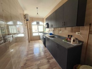 Frigorífico, microondas, horno y placa de cocina