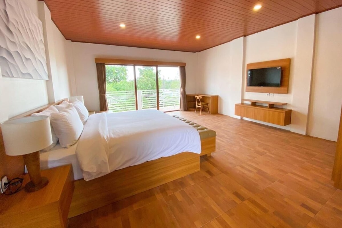 Minibar, desk, free WiFi, bed sheets