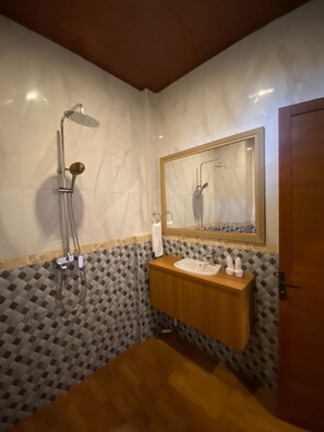 Superior-Doppelzimmer | Badezimmer | Dusche, Regendusche, kostenlose Toilettenartikel, Haartrockner