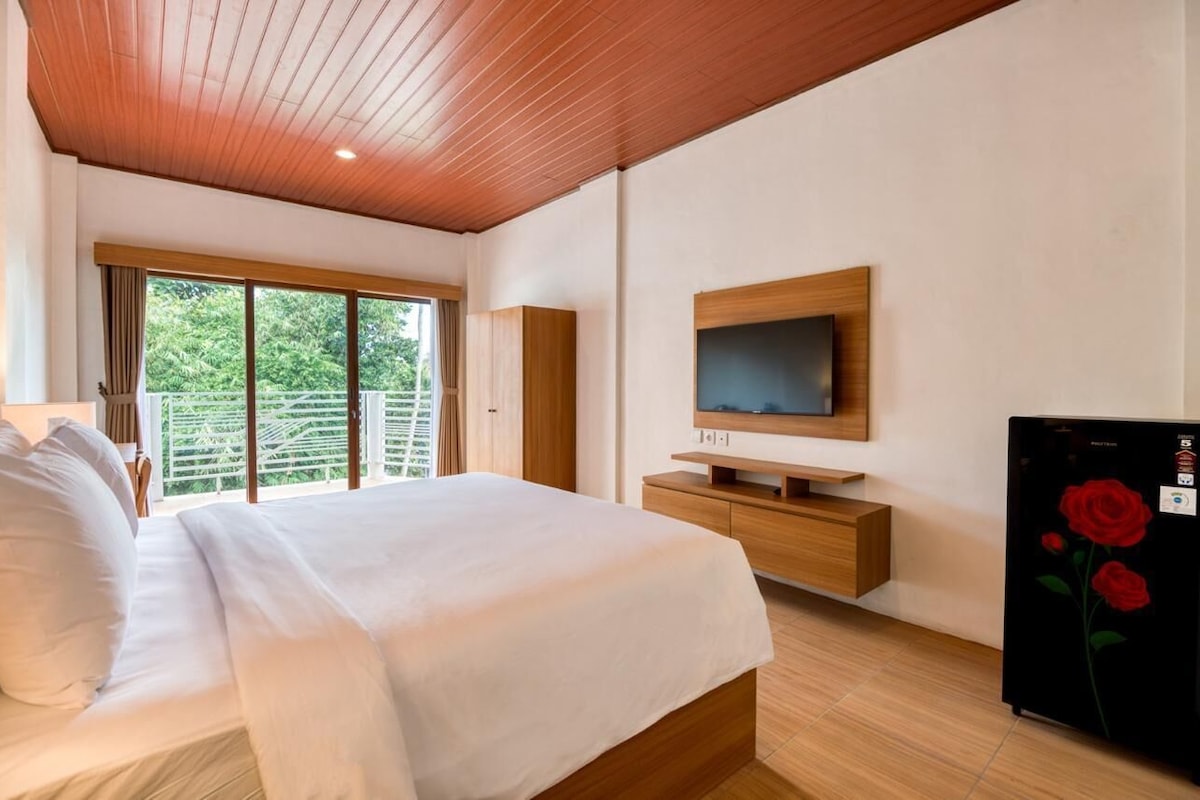 Minibar, desk, free WiFi, bed sheets