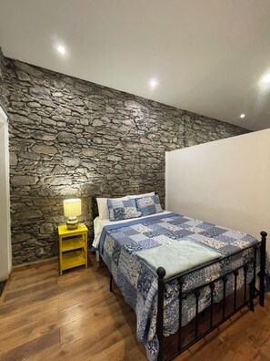 Departamento, 1 cama matrimonial | 1 habitación, minibar, tabla de planchar con plancha y wifi gratis