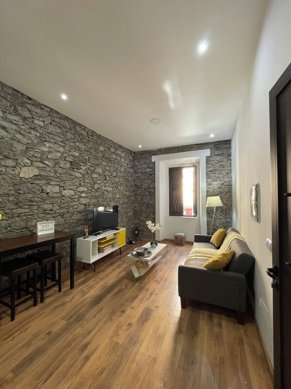 Apartment, 1 Double Bed | 1 bedroom, minibar, iron/ironing board, free WiFi - SYD’S CITY CENTER Bed and Breakfast (Praia)