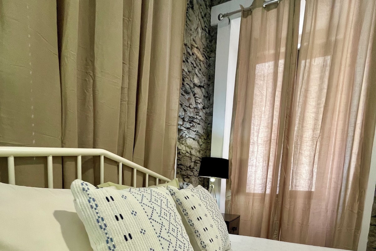 Suite, 1 grand lit | 1 chambre, minibar, fer et planche à repasser, Wi-Fi gratuit