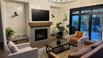 Smart TV, chimenea, biblioteca musical y videoteca