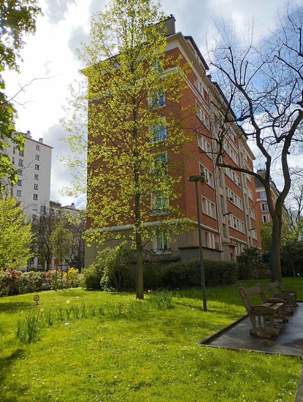 Exterior - Parisian apartment on the edge of the coulée verte. (Paris)