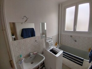 Towels, soap, toilet paper - Parisian apartment on the edge of the coulée verte. (Paris)