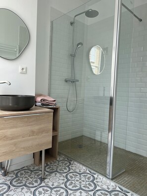 Dusche, Haartrockner, Handtücher, Seife