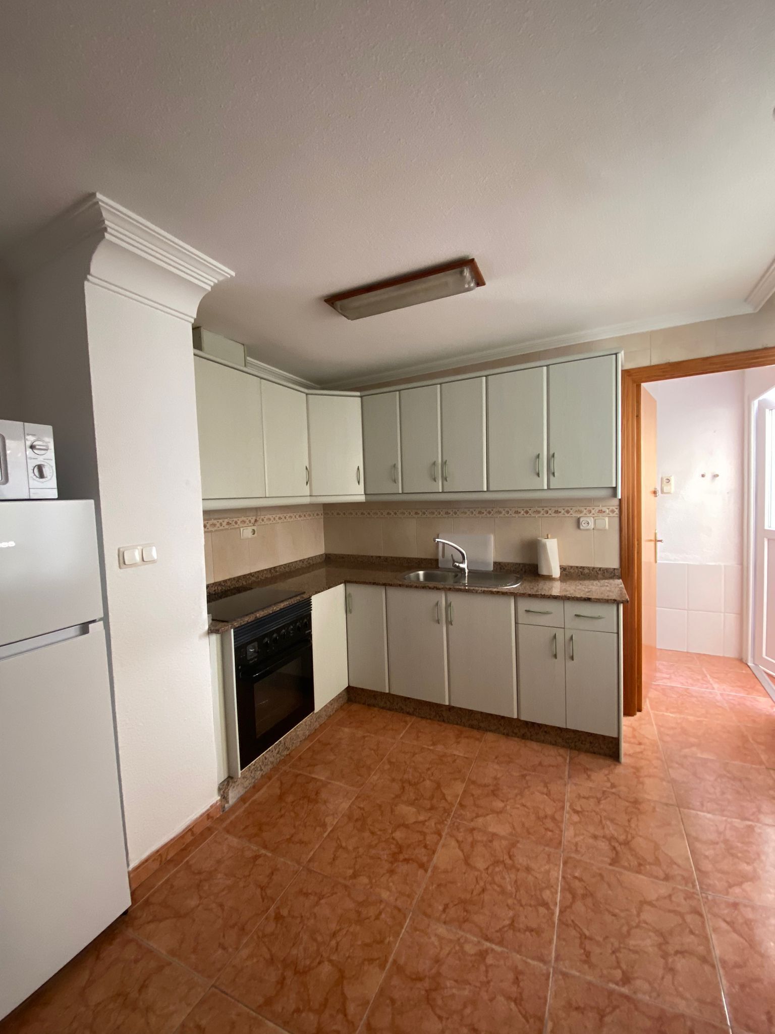 Réfrigérateur, micro-ondes, plaque de cuisson, cafetière/bouilloire