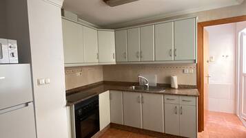 Réfrigérateur, micro-ondes, plaque de cuisson, cafetiÚre/bouilloire