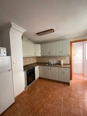 Jääkaappi, mikroaaltouuni, liesi, kahvin-/teenkeitin