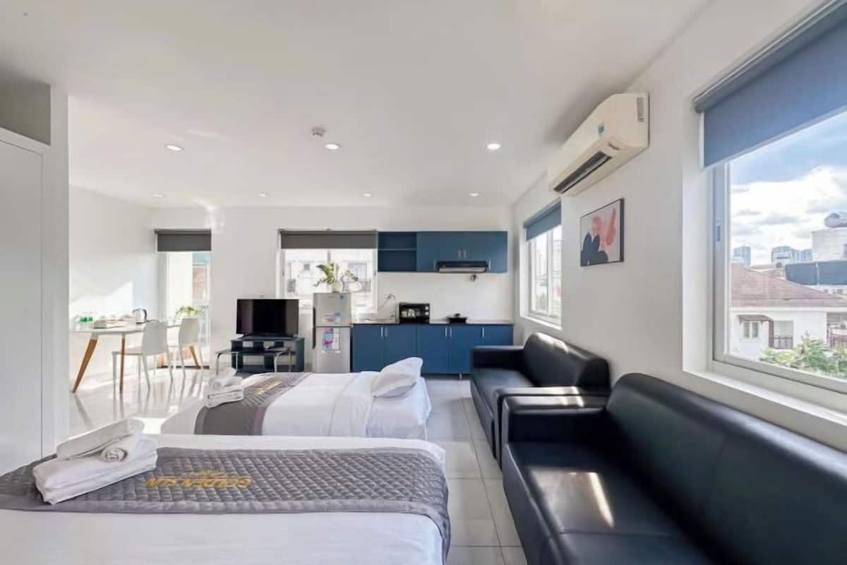 Safe på rommet, blendingsgardiner, lydisolert og strykejern/-brett