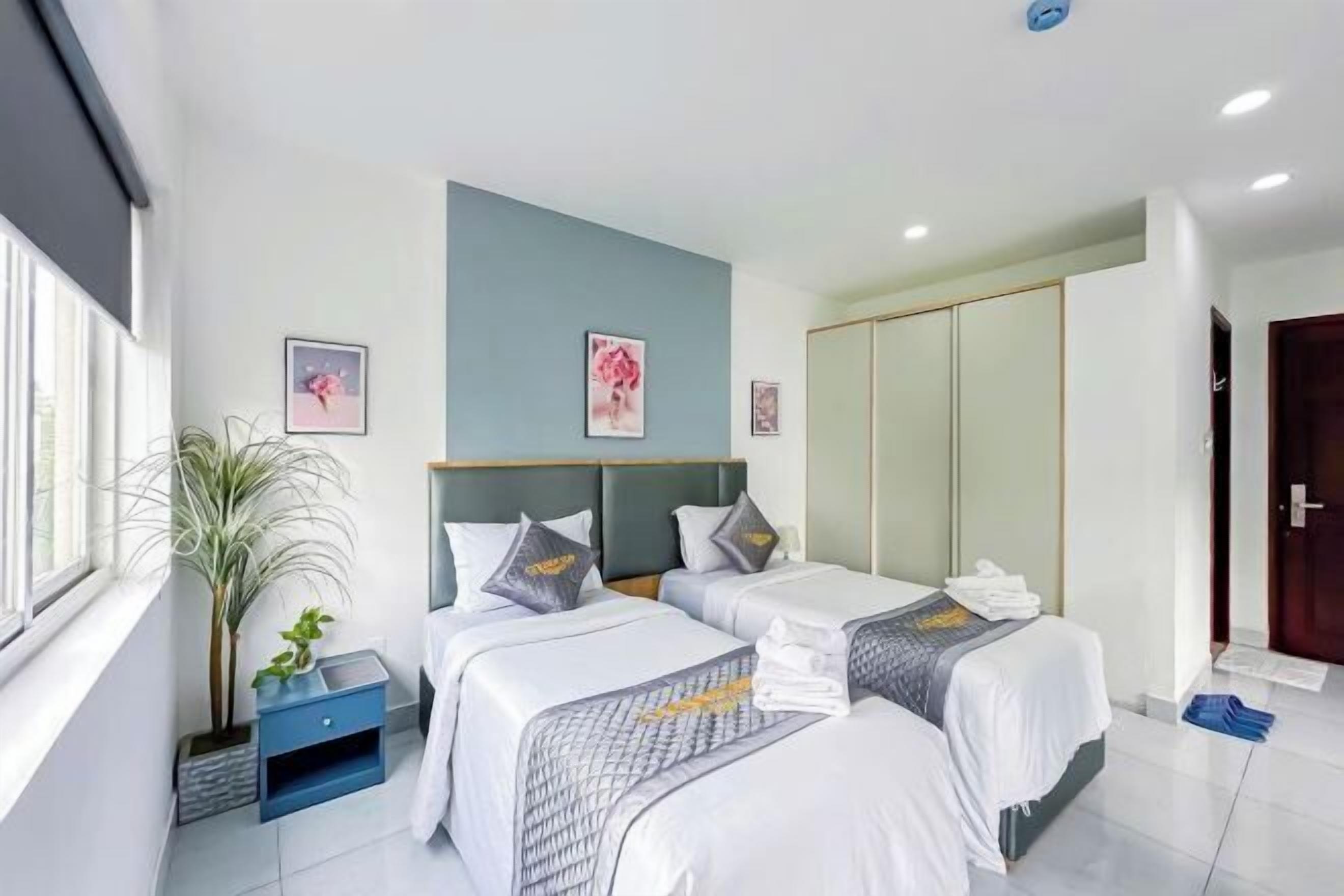 Safe på rommet, blendingsgardiner, lydisolert og strykejern/-brett