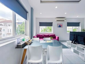 Comfort-herbergi fyrir tvo, tvö rúm - mörg rúm - borgarsýn | Öryggishólf í herbergi, myrkratjöld/-gardínur, hljóðeinangrun