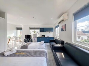 Panoramic Studio Suite, Multiple Beds, City View | Private kitchen