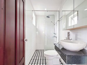 Panoramic Διαμέρισμα, 2 Υπνοδωμάτια, Θέα στην Πόλη, Ψηλό κτήριο | Μπάνιο | Ντουζιέρα, παντόφλες, πετσέτες, Σαπούνι