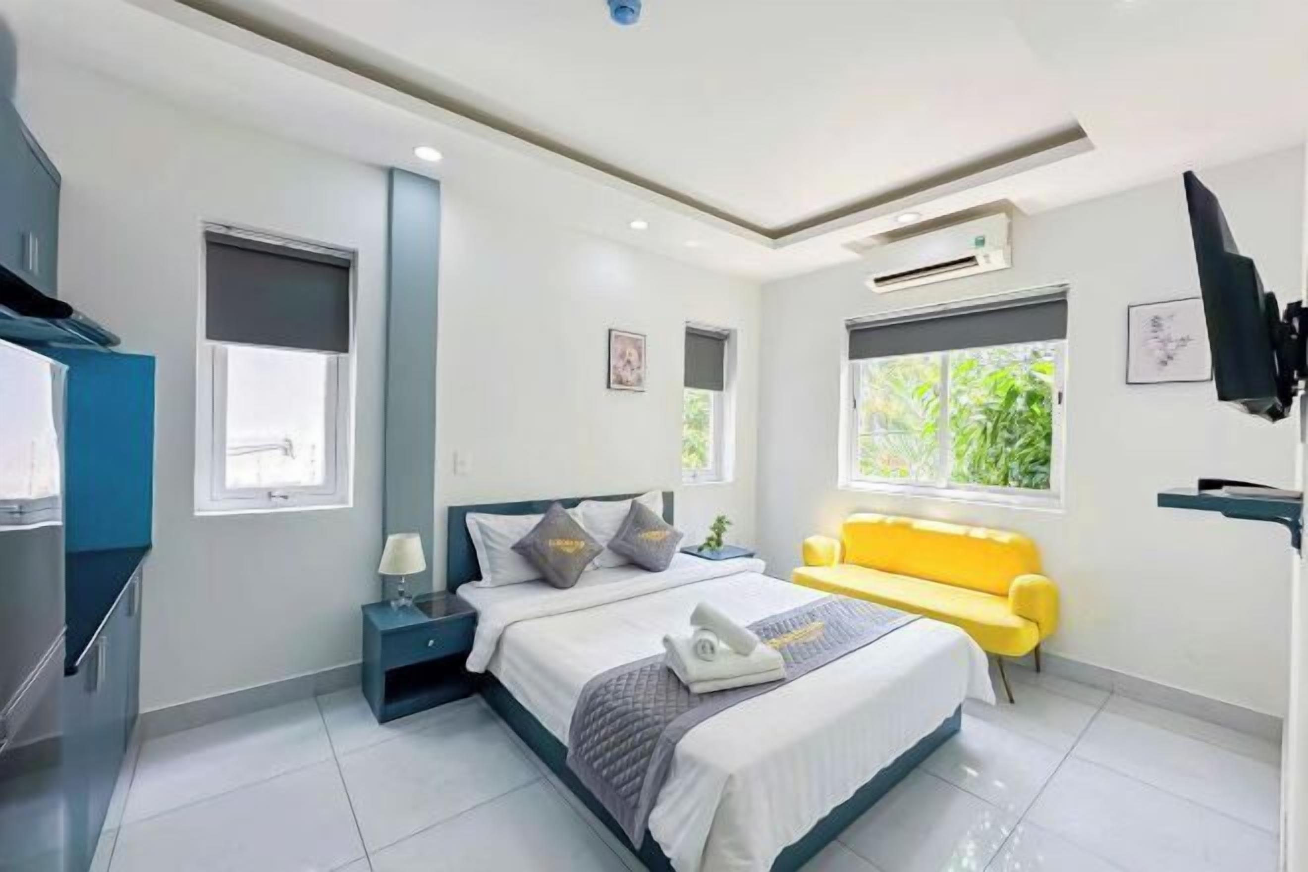 Safe på rommet, blendingsgardiner, lydisolert og strykejern/-brett