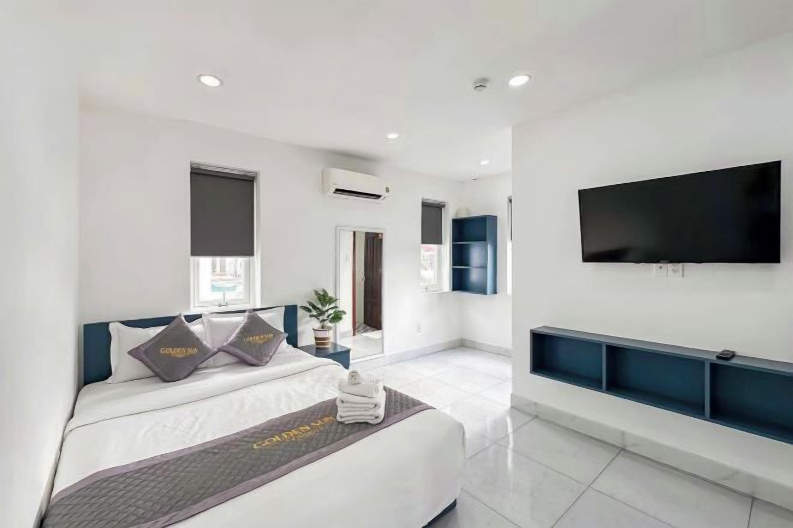 Safe på rommet, blendingsgardiner, lydisolert og strykejern/-brett