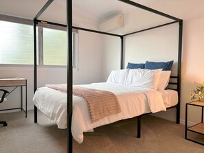 4 Schlafzimmer, Zimmersafe, Schreibtisch, Bügeleisen/Bügelbrett