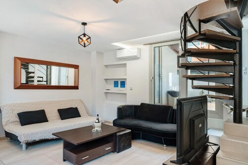 Near to Athens airport. 30m from the beach & 100 from shopping center of Artemis
